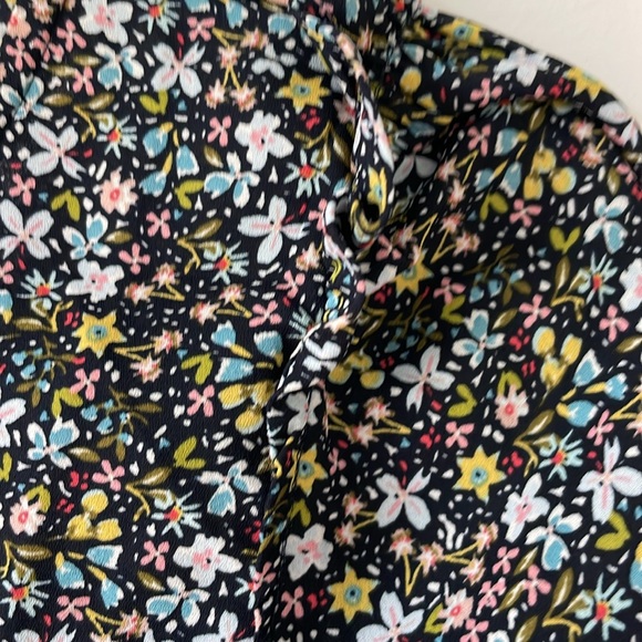 Loft size S navy floral print long sleeve v neck blouse with cuff sleeves. - Picture 4 of 8